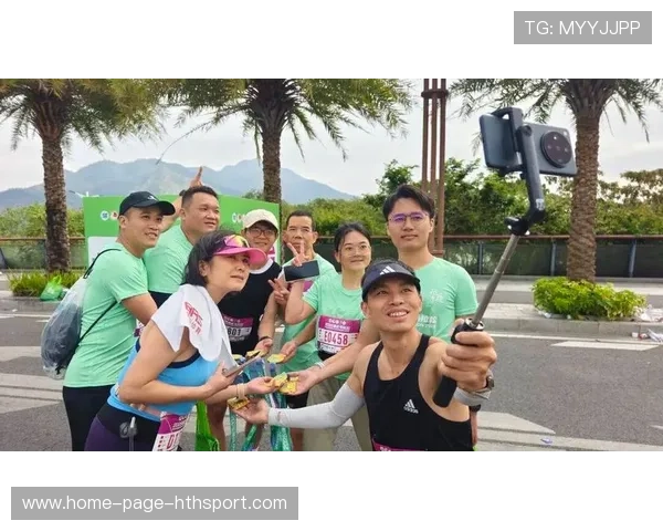 冠军赛终场哨响，球员泪洒赛场写下难忘瞬间，冠军被推出赛道